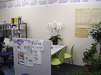 旅プラン会社内/お客様を出迎えます
