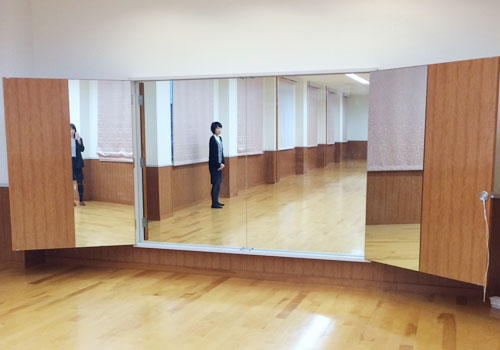千葉県白子ニューオーツカの私有体育館2階の鏡